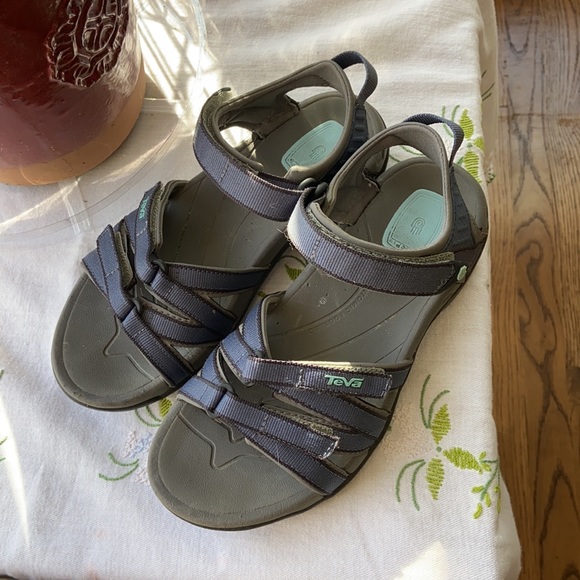 SOLD 🔴 Teva sandals - Picture 4 of 4